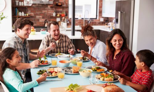 Geselliges Beisammensein: Die Bedeutung gemeinsamer Mahlzeiten für eine gesunde Ernährung