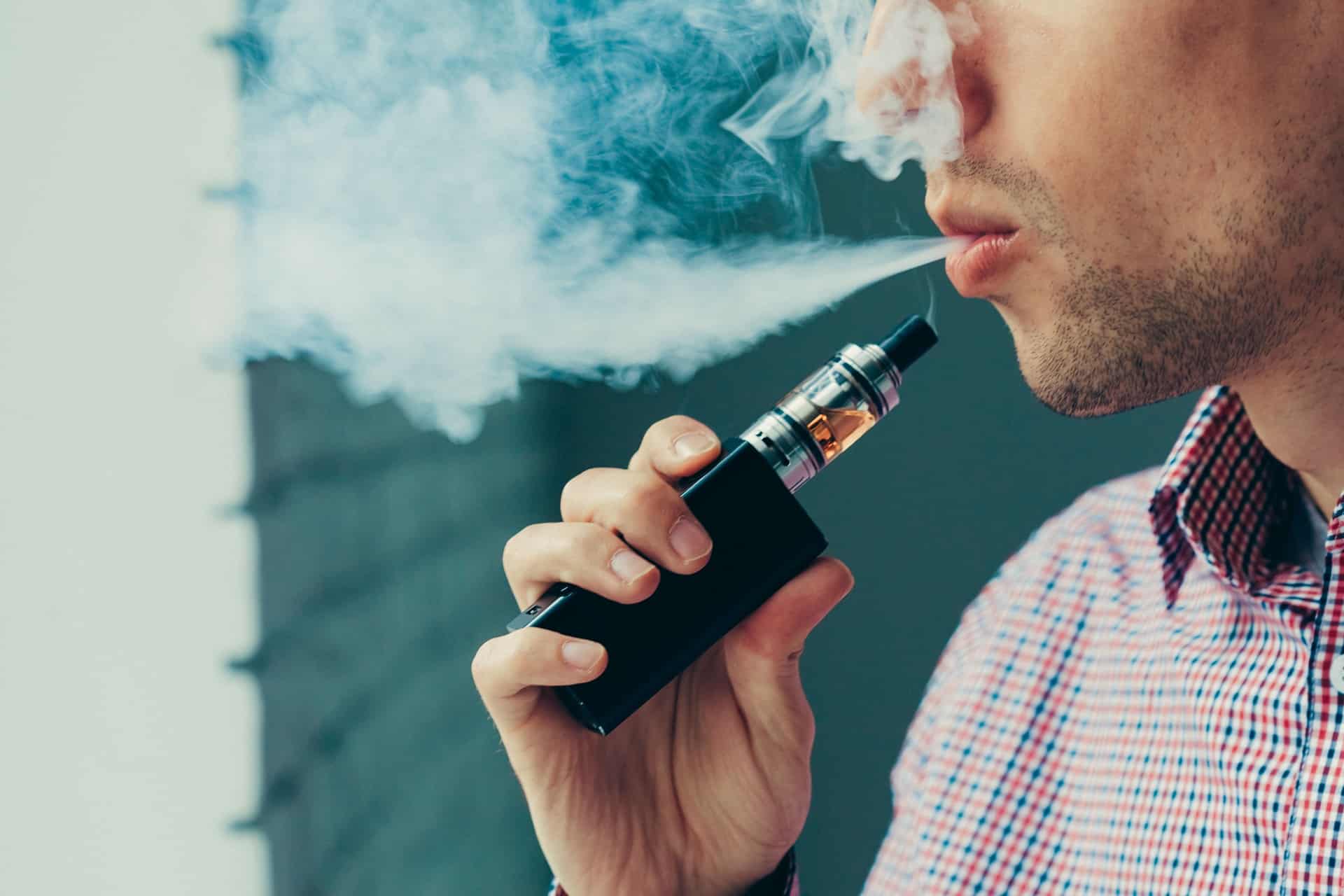 Mann beim Dampfen mit Rauch | Vape